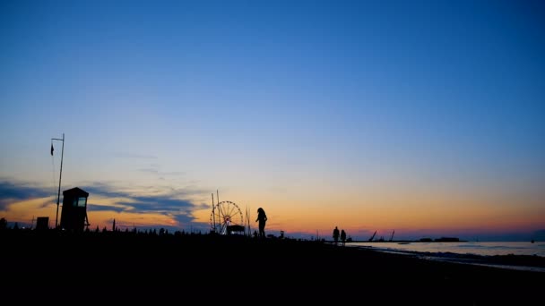 Rimini beach beautiful sunset with bright colors and sea panoramic wheel — Stock Video