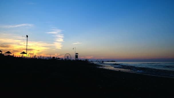 Rimini plage magnifique coucher de soleil avec des couleurs vives et la mer — Video