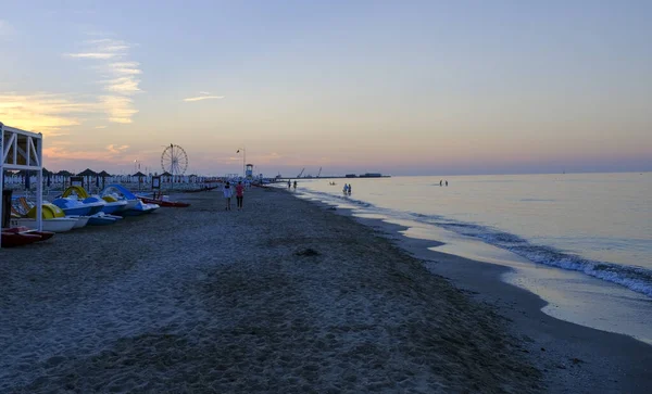 Rimini spiaggia bellissimo tramonto con colori vivaci e mare — Foto Stock