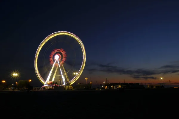 Rimini beach beautiful sunset with bright colors and sea panoramic wheel — стоковое фото