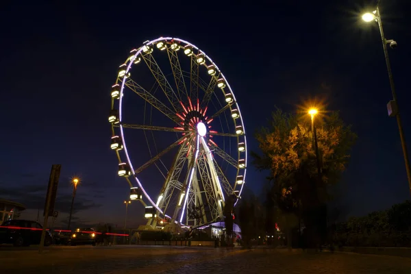 Rimini beach beautiful sunset with bright colors and sea panoramic wheel — Stock Photo, Image