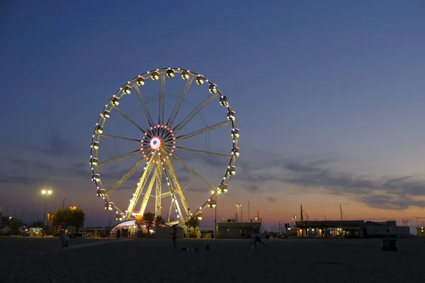 Rimini spiaggia bellissimo tramonto con colori vivaci e mare ruota panoramica — Foto Stock