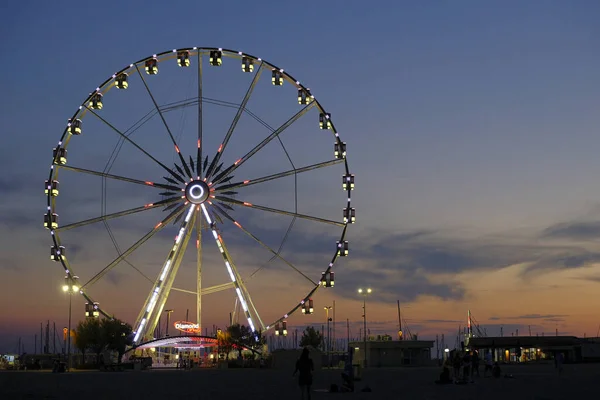 Rimini spiaggia bellissimo tramonto con colori vivaci e mare ruota panoramica — Foto Stock