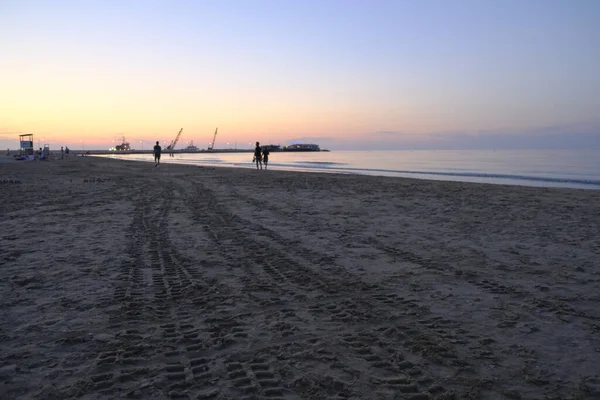 Rimini beach beautiful sunset with bright colors and sea panoramic wheel — стоковое фото