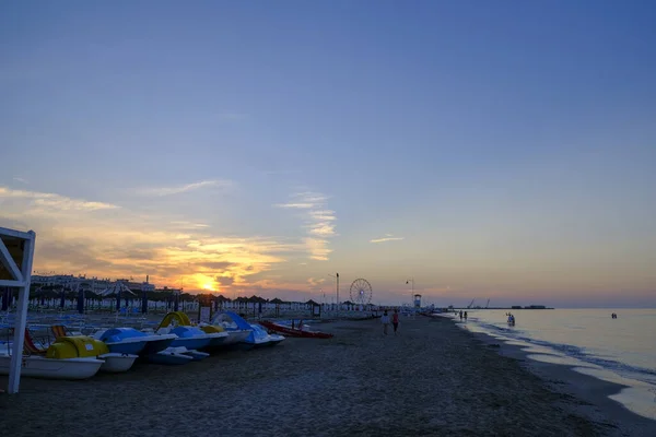 Rimini strand gyönyörű naplemente élénk színek és a tenger — Stock Fotó