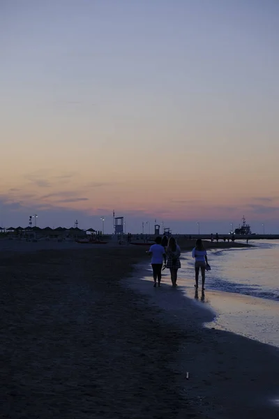 Rimini strand vacker solnedgång med ljusa färger och havet panoramahjul — Stockfoto