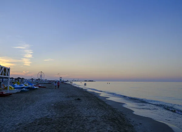 Rimini strand gyönyörű naplemente élénk színek és a tenger — Stock Fotó