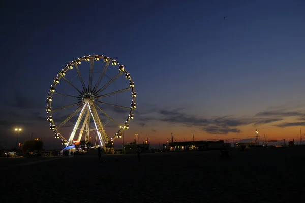 Rimini spiaggia bellissimo tramonto con colori vivaci e mare ruota panoramica — Foto Stock