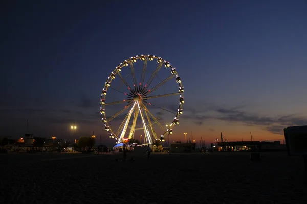 Rimini spiaggia bellissimo tramonto con colori vivaci e mare ruota panoramica — Foto Stock