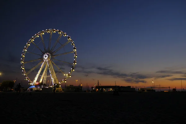 Rimini plage magnifique coucher de soleil avec des couleurs vives et la mer roue panoramique — Photo