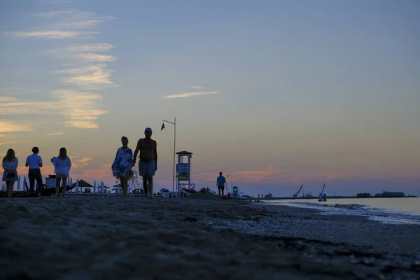 Rimini strand gyönyörű naplemente élénk színekkel és tengerre néző kerékkel — Stock Fotó