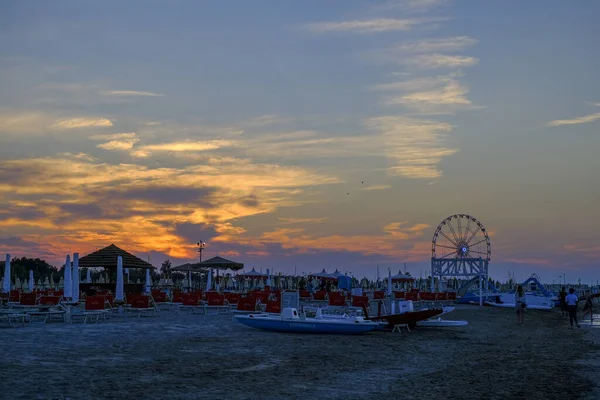 Rimini Strand schöner Sonnenuntergang mit hellen Farben und Meer-Panorama-Rad — Stockfoto