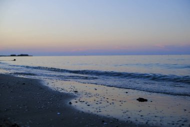 Rini kumsalı Parlak renklerle ve denizle güzel gün batımı 