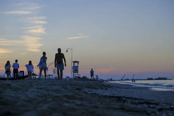 Rimini spiaggia bellissimo tramonto con colori vivaci e mare — Foto Stock