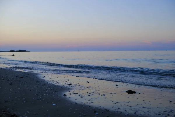 Rini kumsalı Parlak renklerle ve denizle güzel gün batımı — Stok fotoğraf