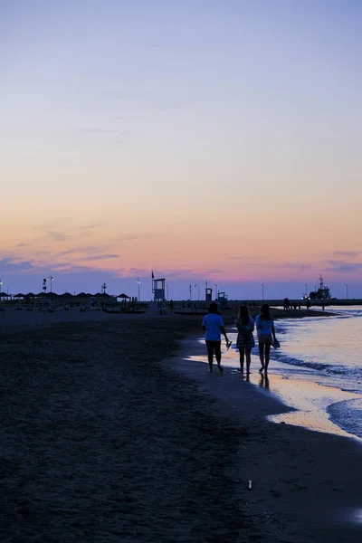 Rimini plage magnifique coucher de soleil avec des couleurs vives et la mer roue panoramique — Photo