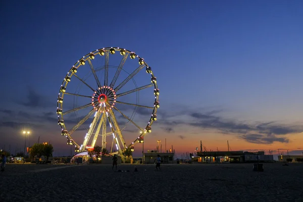 Rimini spiaggia bellissimo tramonto con colori vivaci e mare ruota panoramica — Foto Stock