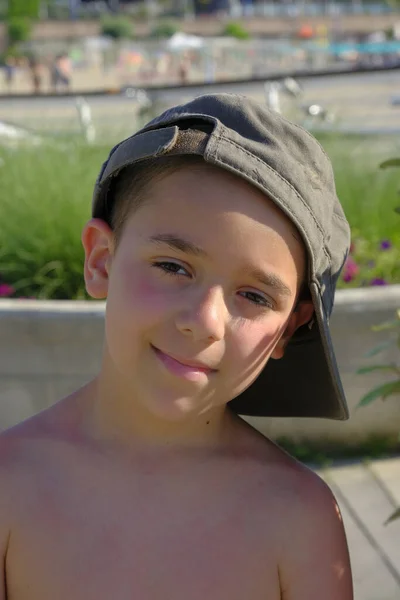 Retrato de un hermoso niño italiano en el sombrero enrojecido por el sol — Foto de Stock