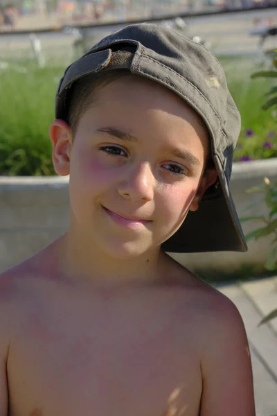 Portret pięknego włoskiego dziecka w kapeluszu spłukany słońcem — Zdjęcie stockowe
