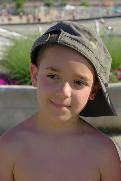 Portret pięknego włoskiego dziecka w kapeluszu spłukany słońcem — Zdjęcie stockowe