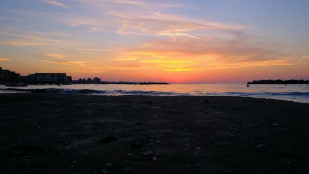And beach piękny zachód słońca z jasnymi kolorami i falami morskimi — Wideo stockowe