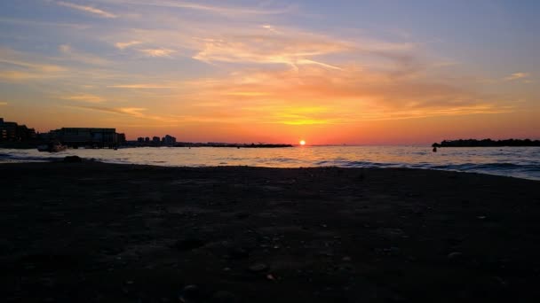 明るい色と海の波とリミニビーチの美しい夕日 — ストック動画