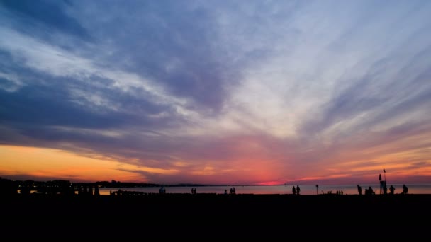 And beach piękny zachód słońca z jasnymi kolorami i falami morskimi — Wideo stockowe
