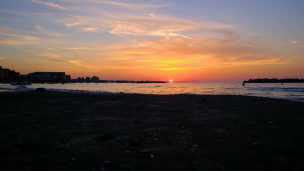 Rimini strand prachtige zonsondergang met heldere kleuren en zee golven — Stockvideo