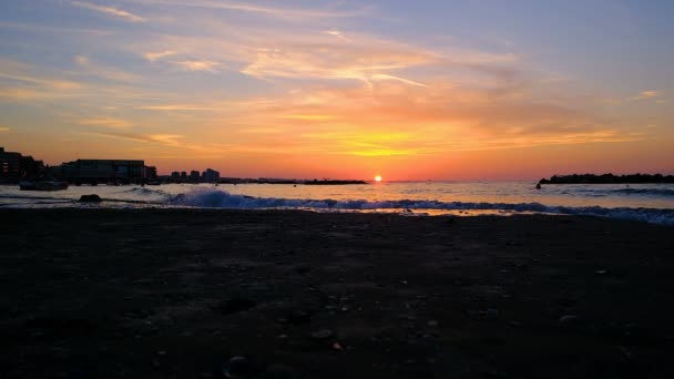 Rimini playa hermosa puesta de sol con colores brillantes y olas de mar — Vídeo de stock