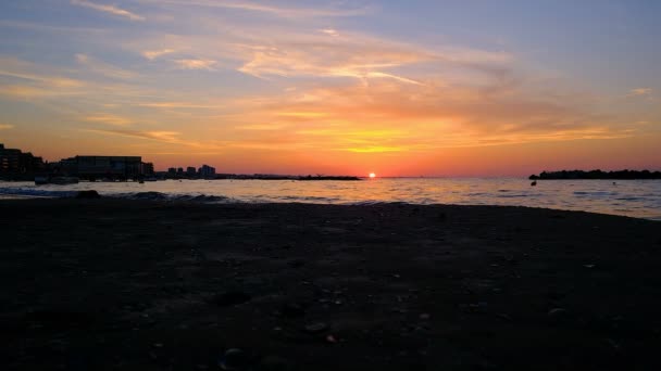 Rimini strand vacker solnedgång med ljusa färger och havsvågor — Stockvideo