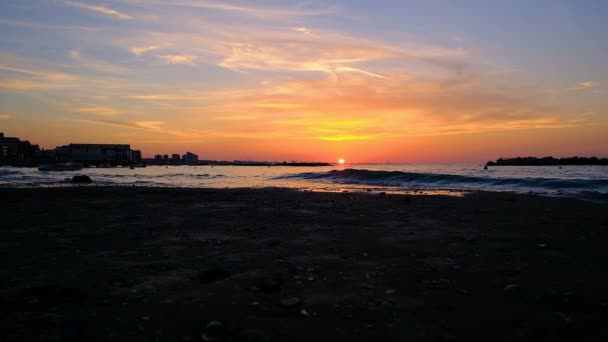 Rimini playa hermosa puesta de sol con colores brillantes y olas de mar — Vídeo de stock