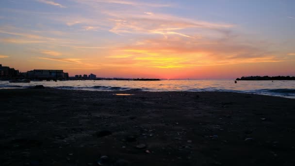 Rimini playa hermosa puesta de sol con colores brillantes y olas de mar — Vídeo de stock