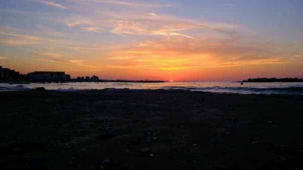 Rimini pláž krásný západ slunce s jasnými barvami a mořské vlny — Stock video