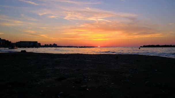 Praia rimini belo pôr do sol com cores brilhantes e ondas do mar — Vídeo de Stock