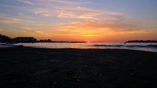 Rimini strand prachtige zonsondergang met heldere kleuren en zee golven — Stockvideo