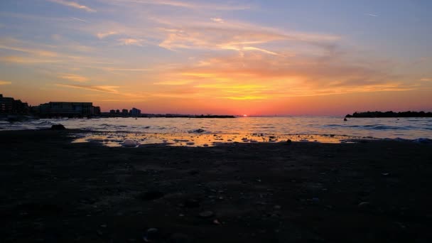 Rimini strand prachtige zonsondergang met heldere kleuren en zee golven — Stockvideo