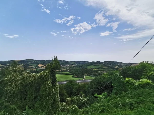 Панорама зеленых холмов у реки Адда — стоковое фото