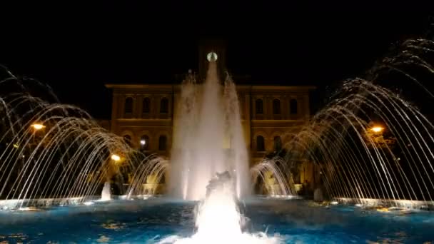 Gece vakti kattolika, dengeli ve ışıltılı çeşme atışı — Stok video