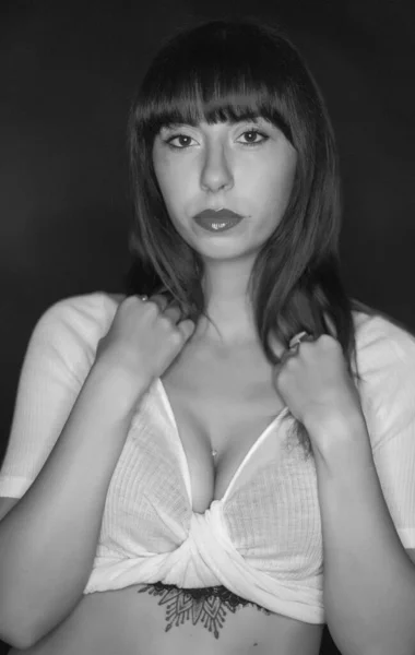 Portrait de belle fille brune aux cheveux longs taille basse et t-shirt blanc en noir et blanc — Photo