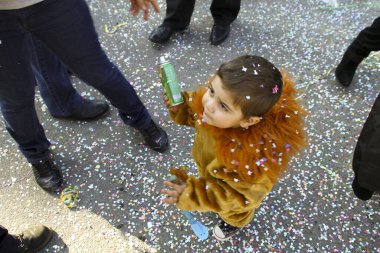 Panayırdaki güzel İtalyan çocuk konfeti ve yeleli aslan kostümüyle