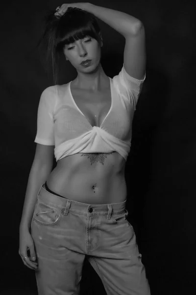 Cuerpo completo de hermosa chica de cabello oscuro con pelo largo de corte bajo y camiseta blanca en blanco y negro — Foto de Stock