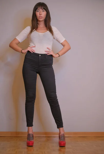 Corpo cheio de bela menina de cabelos escuros com cabelo longo de corte baixo e t-shirt branca na foto a cores — Fotografia de Stock