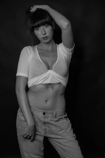 Cuerpo completo de hermosa chica de cabello oscuro con pelo largo de corte bajo y camiseta blanca en blanco y negro —  Fotos de Stock