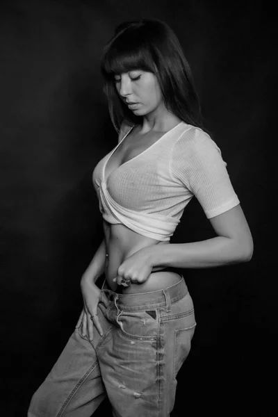 Cuerpo completo de hermosa chica de cabello oscuro con pelo largo de corte bajo y camiseta blanca en blanco y negro — Foto de Stock