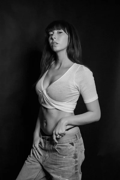 Cuerpo completo de hermosa chica de cabello oscuro con pelo largo de corte bajo y camiseta blanca en blanco y negro — Foto de Stock