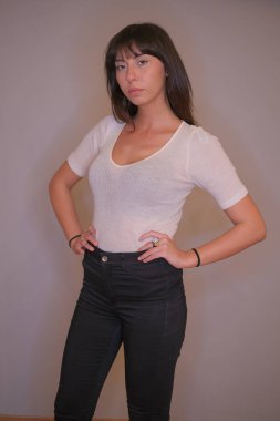 Açık renk uzun saçlı, beyaz tişörtlü, siyah saçlı güzel bir kız.