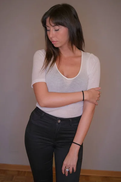 Retrato de bela menina de cabelos escuros com cabelo longo de corte baixo e t-shirt branca em preto e branco — Fotografia de Stock