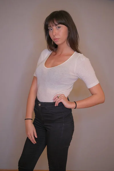 Corpo cheio de bela menina de cabelos escuros com cabelo longo de corte baixo e t-shirt branca na foto a cores — Fotografia de Stock