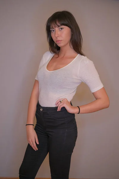 Cuerpo completo de hermosa chica de pelo oscuro con pelo largo de corte bajo y camiseta blanca en color foto — Foto de Stock