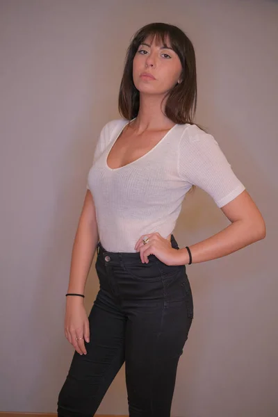 Full kropp av vackra mörkhåriga flicka med lågt skuren långt hår och vit t-shirt i färg foto — Stockfoto